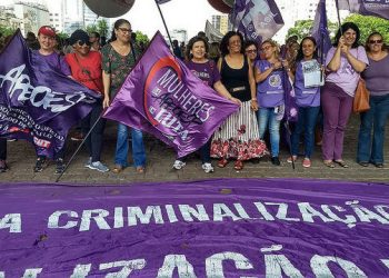 Mujeres protestan contra la enmienda que prohíbe aborto hasta en caso de violación en Brasil