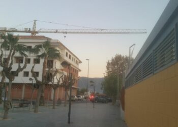 Cambiemos Murcia exige al Ayuntamiento que tome medidas con la grúa abandonada junto al colegio de Los Dolores