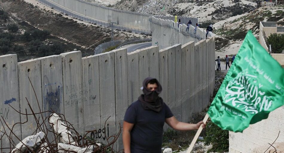 Los manifestantes palestinos abren un boquete en el muro de separación de Jerusalén