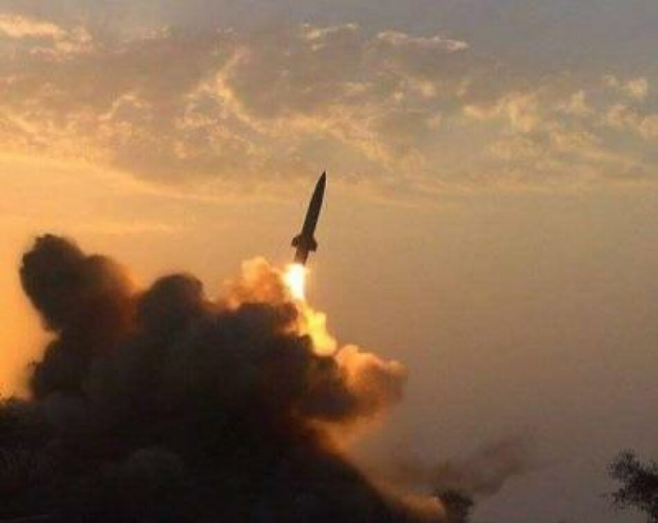 Fuerzas yemeníes lanzan un misil contra el Palacio Real de Yamamah, en Riad