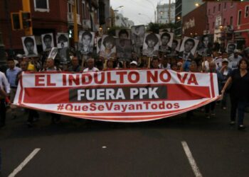 Multitudinaria marcha contra el indulto del ex presidente Alberto Fujimori en Perú