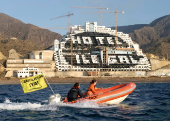 El Gobierno andaluz maniobra para retrasar hasta 2023 la demolición de El Algarrobico