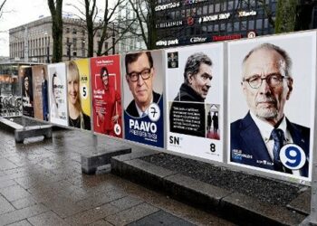 Abren colegios electorales para comicios en Finlandia