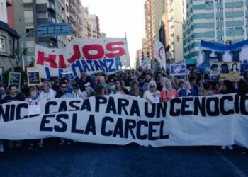 Argentina. Multitudinaria marcha en Mar Del Plata en repudio a la prisión domiciliaria del genocida Miguel Etchecolatz