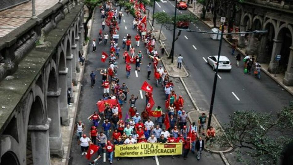 Brasil: Marcha a favor de Lula llega a la ciudad de Porto Alegre