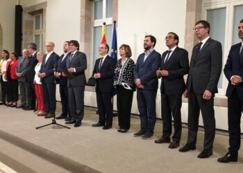 Líderes independentistas catalanes reniegan del Procés y besan la bandera de España