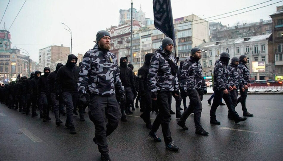 Los neonazis ya patrullan las calles de Ucrania en sustitución de la policía