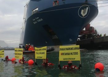 Activistas de Greenpeace protestan en Bilbao contra el envío ilegal de armamento que podría ser usado contra civiles en la guerra del Yemen