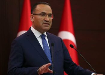 Turquía amenaza a Francia ante su propuesta de enviar de soldados al norte de Siria