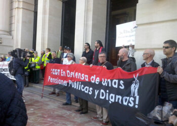 Jubilados y pensionistas de CGT devuelven colectivamente las cartas de Fátima Báñez “para visibilizar el rechazo a las tomaduras de pelo y para defender las pensiones presentes y futuras”