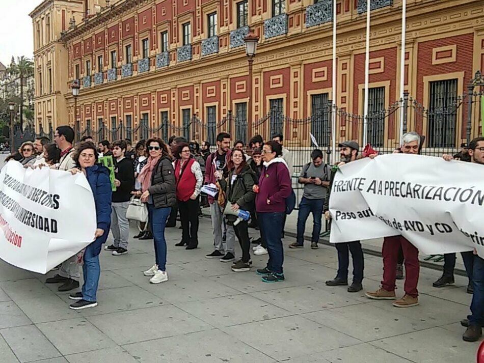 27F: Concentración frente al Rectorado de la Universidad de Sevilla contra la precariedad y por una carrera docente digna