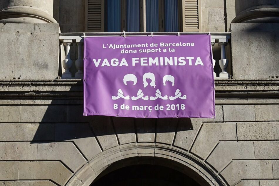 Barcelona En Comú s’adhereix a la vaga feminista i obre la seva seu com espai de cures