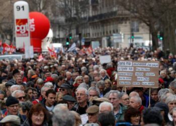 Una gran jornada de paros y manifestaciones contra la reforma laboral de servicios públicos en Francia