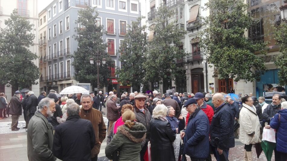 La Plataforma Metropolitana de Granada por la defensa de las Pensiones Públicas convoca concentraciones dos lunes al mes frente al Ayuntamiento