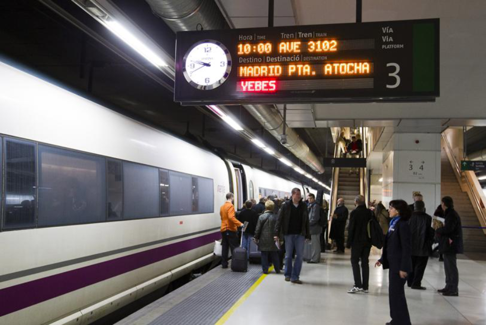 Si quieres gestionar tus billetes de tren y AVE Barcelona Madrid, te ayudamos con la herramienta más útil