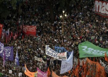 Sancionan a periodistas argentinas por parar el 8M