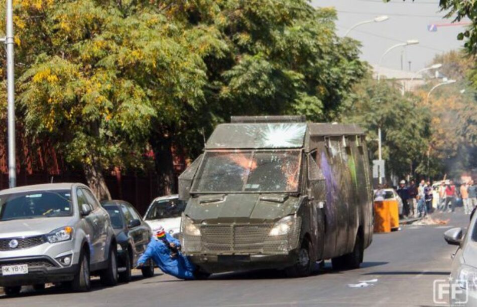 Chile. En marcha multitudinaria por el fin al lucro en la educación, joven universitario es atropellado a propósito por vehículo policial