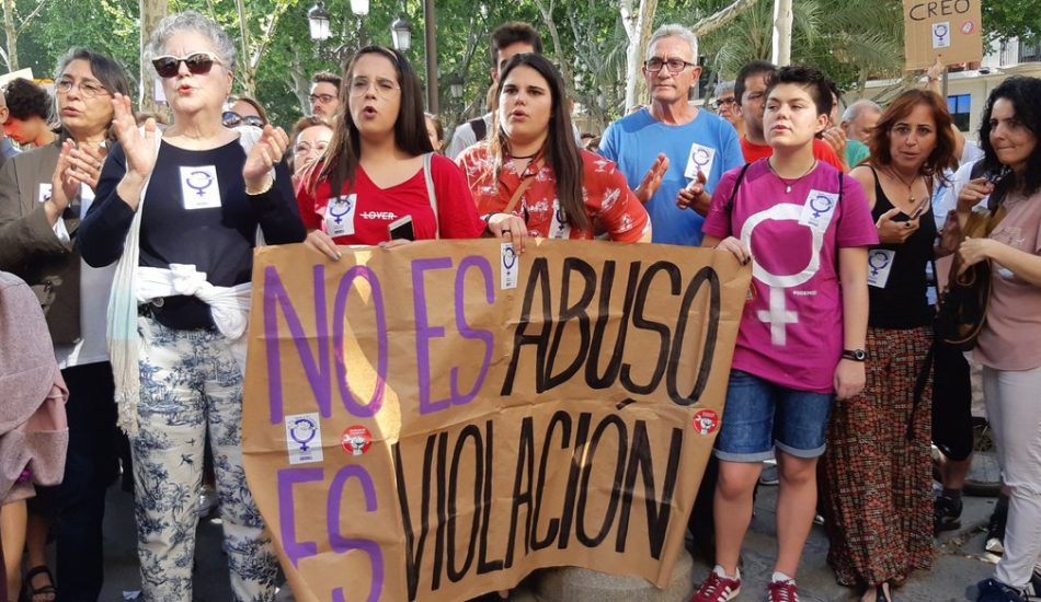 El pleno municipal del ayuntamiento de Sevilla declara personas ‘non gratas’ a los miembros de La Manada