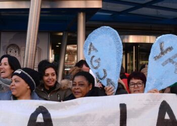 Las familias de un bloque de la OBRA SOCIAL de la Plataforma de Afectados por la Hipoteca de Arganda, acude al pleno municipal denunciando la vulneración de derechos básicos