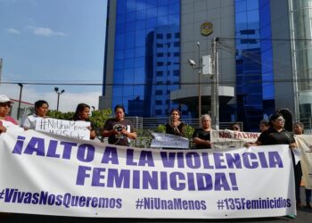 Piden justicia por feminicidios en El Salvador.