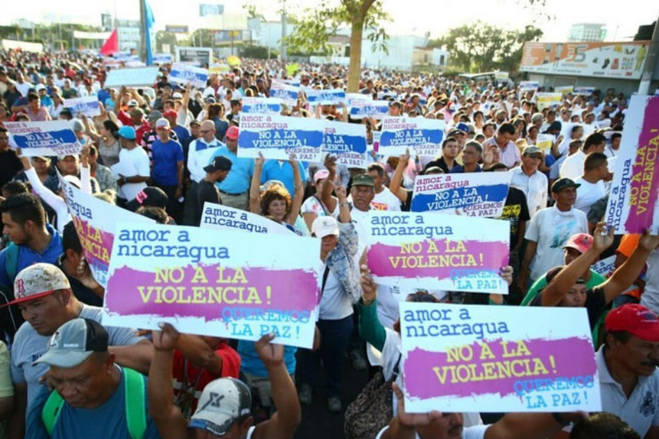 Nicaragüenses se dan cita en emblemática plaza en favor de la paz