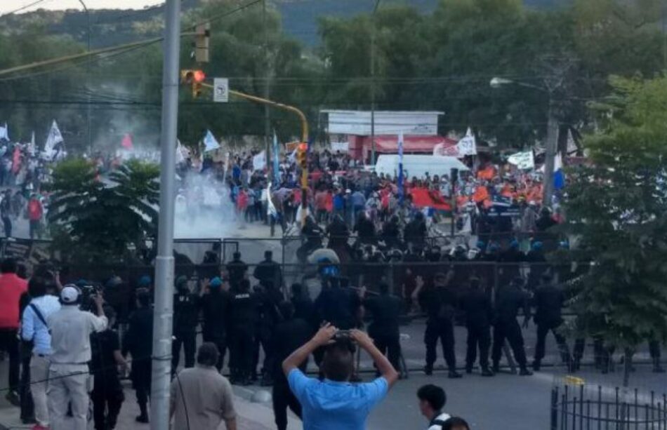 Argentina: Fuerte represión en Jujuy en plena apertura de sesiones legislativas del gobernador Gerardo Morales