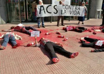 Protesta ante la junta de accionistas de ACS para denunciar los impactos provocados por sus megaproyectos