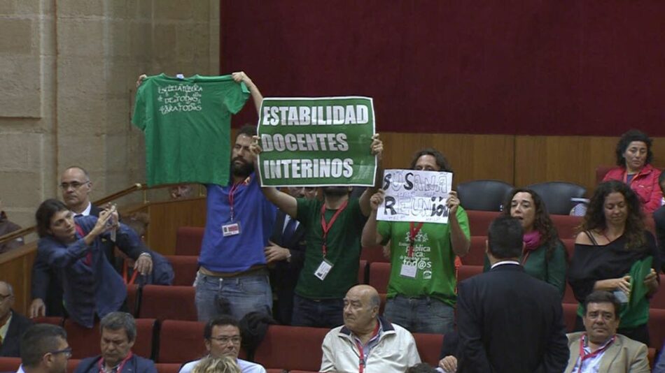 El colectivo de docentes interinos de Andalucía irrumpe en el Pleno del Parlamento