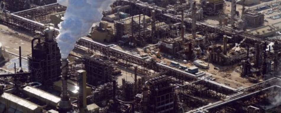 Greenpeace denuncia la vinculación del BBVA con la destrucción provocada por la industria petrolera de Canadá