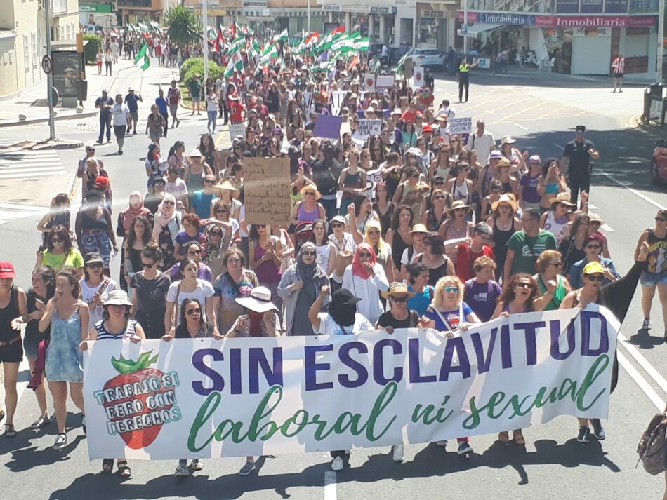 Marcharon en Huelva contra la explotación laboral y sexual de las trabajadoras del campo: «Fresas sí, pero con derechos»