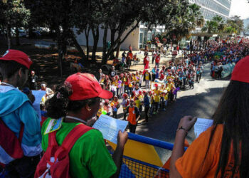 Niñas y niños del MST entregan manifiesto al Ministerio de Educación de Brasil