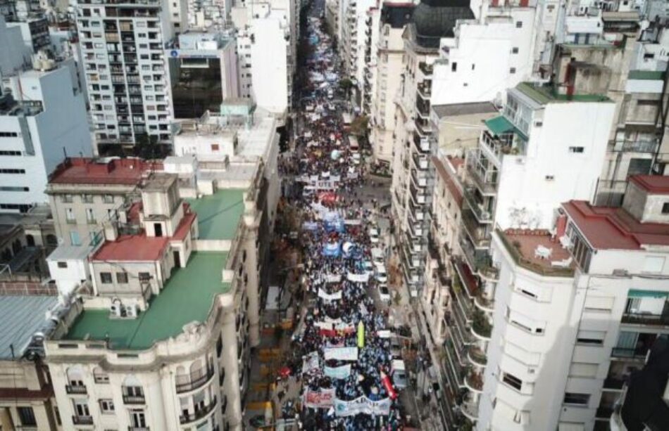 Masiva marcha de CTERA contra la represión a los docentes de Chubut