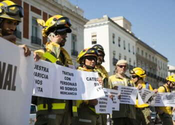 Bomberas y bomberos forestales vuelven a protestar por su situación laboral y anuncian un “verano caliente” con protestas y huelgas