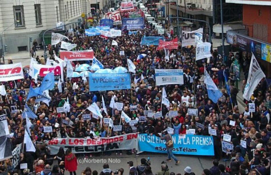 Una multitudinaria Marcha Nacional de Prensa contra los despidos y el vaciamiento de la agencia Télam en Argentina