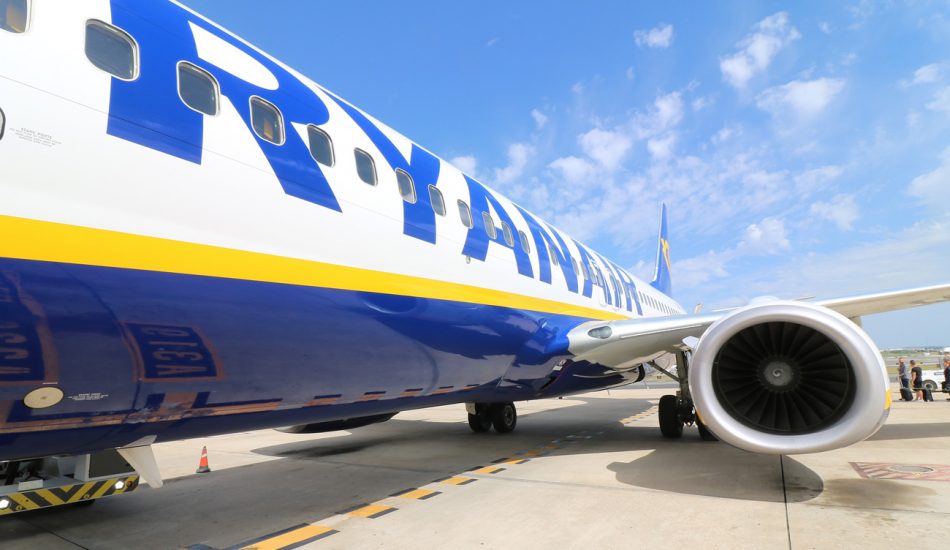 Nueva denuncia de FACUA contra Ryanair: su teléfono de atención a los afectados por la huelga es un 902