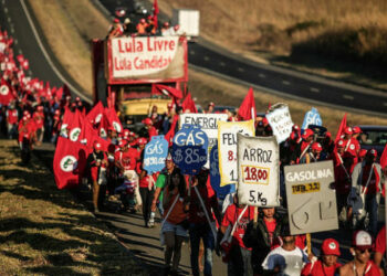 En filas, campesinos de todo Brasil marchan en tres columnas rumbo a Brasilia