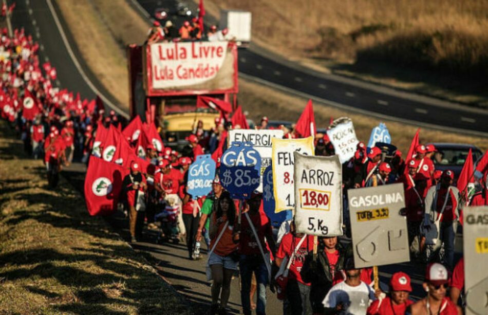 En filas, campesinos de todo Brasil marchan en tres columnas rumbo a Brasilia