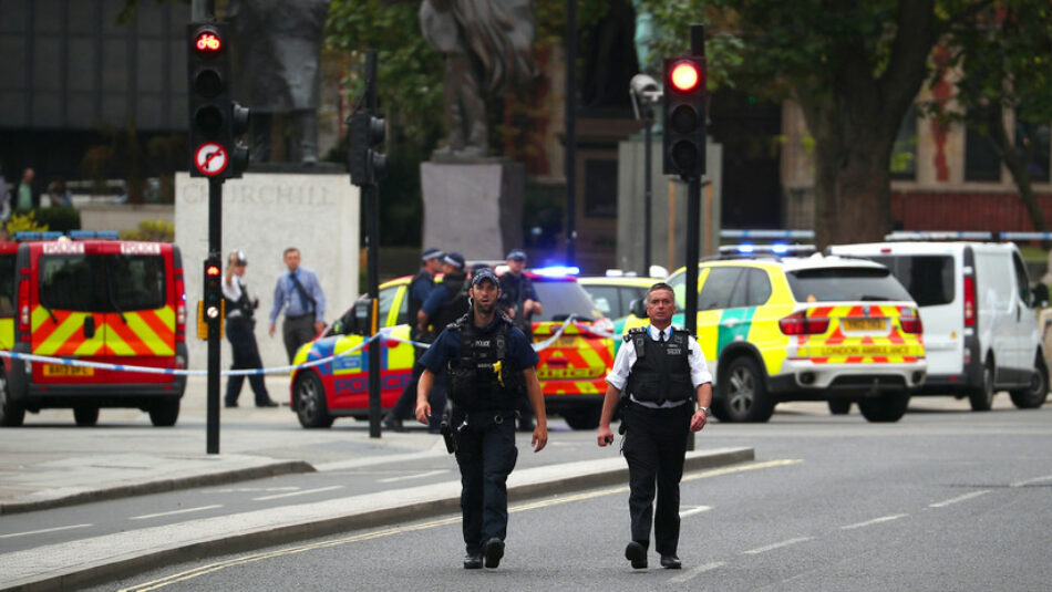 Conductor deja varios heridos al chocar contra valla del Parlamento británico y es detenido