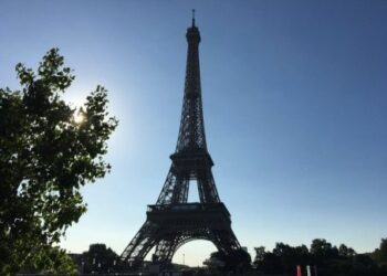 Francia: Huelga de trabajadores mantiene cerrada la torre Eiffel