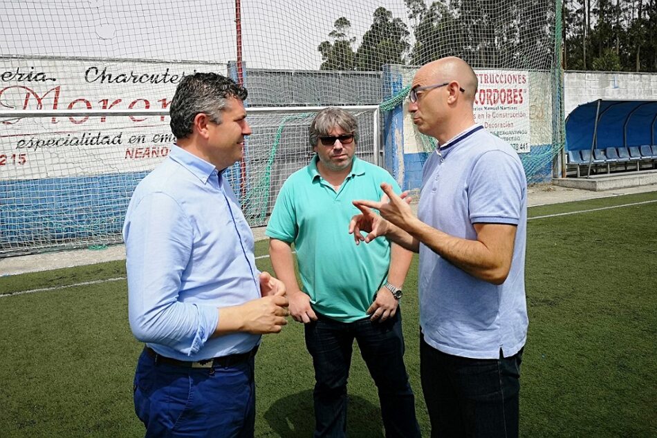 Lluvia de críticas al alcalde del PP en Cabana de Bergantiños José Muíño por permitir la instalación de una escalera de hormigón en el acceso al Castro de Borneiro