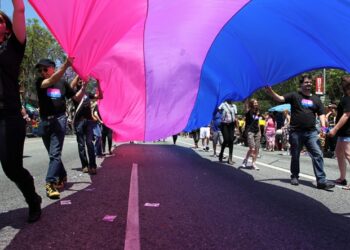 Arcópoli celebra el día de la Visibilidad Bisexual acompañada por el primer Senador que sale del armario como Bisexual