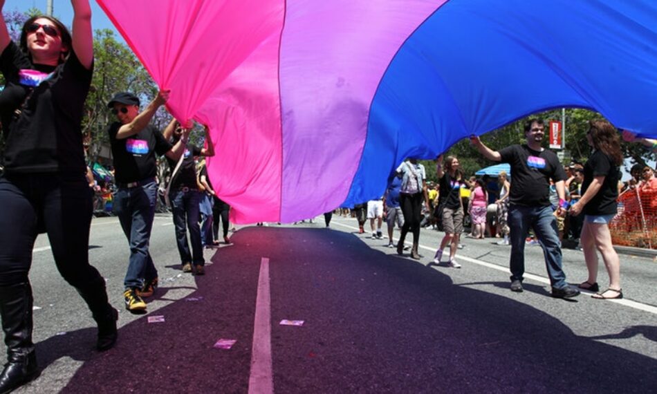 Arcópoli celebra el día de la Visibilidad Bisexual acompañada por el primer Senador que sale del armario como Bisexual