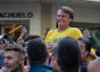Apuñalan al candidato a la presidencia de Brasil Jair Bolsonaro en un mitin en Minas Gerais