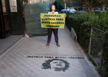 Greenpeace pinta el rostro de Berta Cáceres en la embajada de Honduras en Madrid para demandar un juicio justo