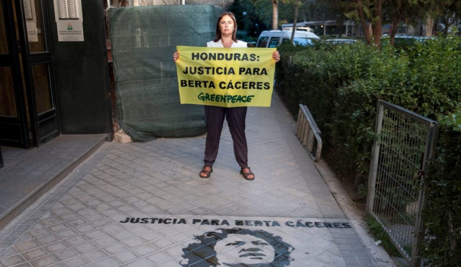 Greenpeace pinta el rostro de Berta Cáceres en la embajada de Honduras en Madrid para demandar un juicio justo