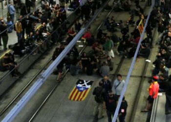 Los Comités de Defensa de la República cortan las carreteras y vías ferroviarias, quitan la bandera española de varias instituciones y gritan “Fuera España”