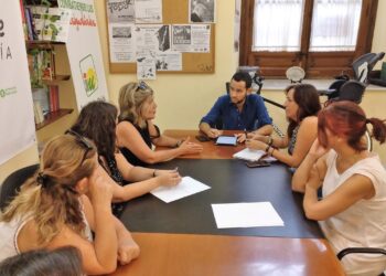 IU y Participa Sevilla exigen garantías de continuidad para el programa de refuerzo a la dependencia
