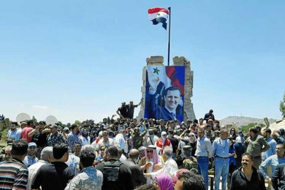 Izan bandera siria en el cruce de Quneitra con el Golán ocupado