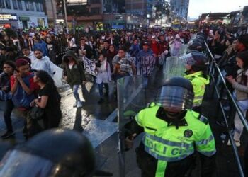 Policía reprime manifestantes durante protesta estudiantil en Colombia