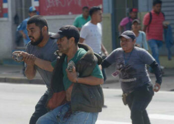 El Salvador: Brutal carga policial contra vendedores ambulantes en Santa Tecla